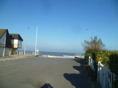 Et La Tres Proche Appartement